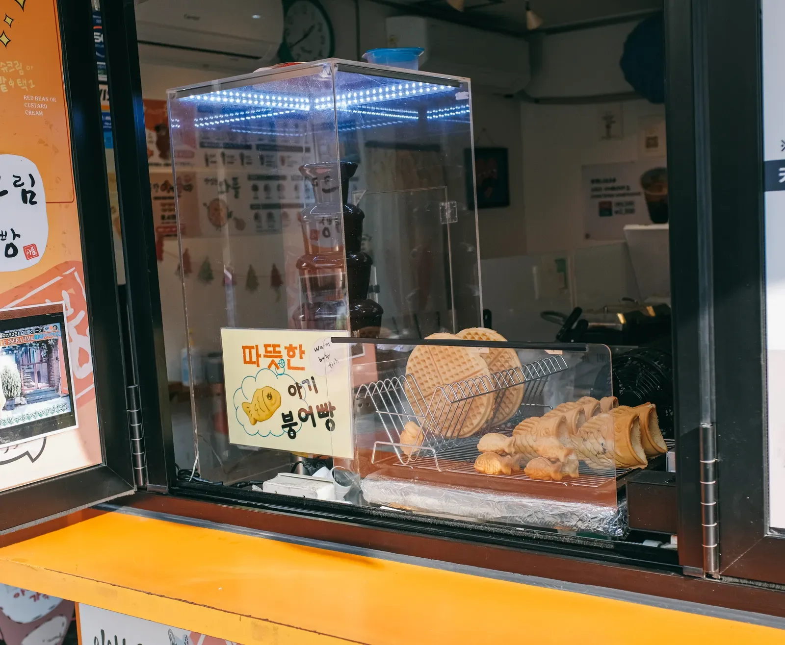 서울 거리 음식점의 진열대와 안내 문구