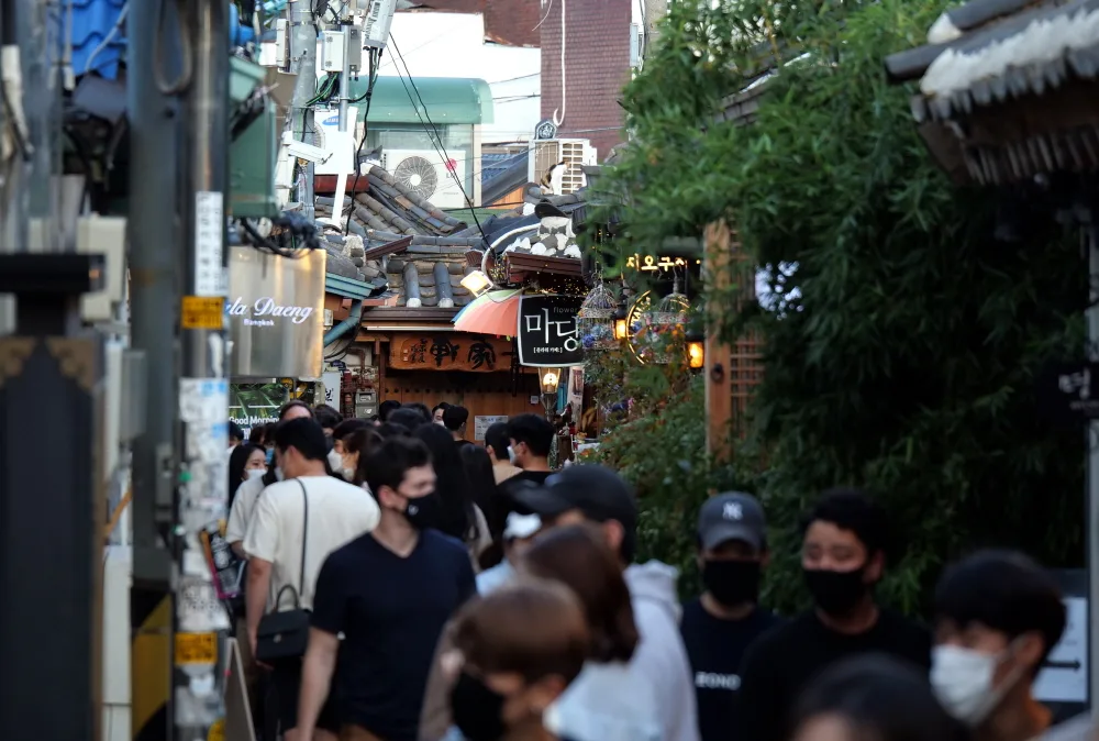 사람들이 오가는 익선동 한옥 골목