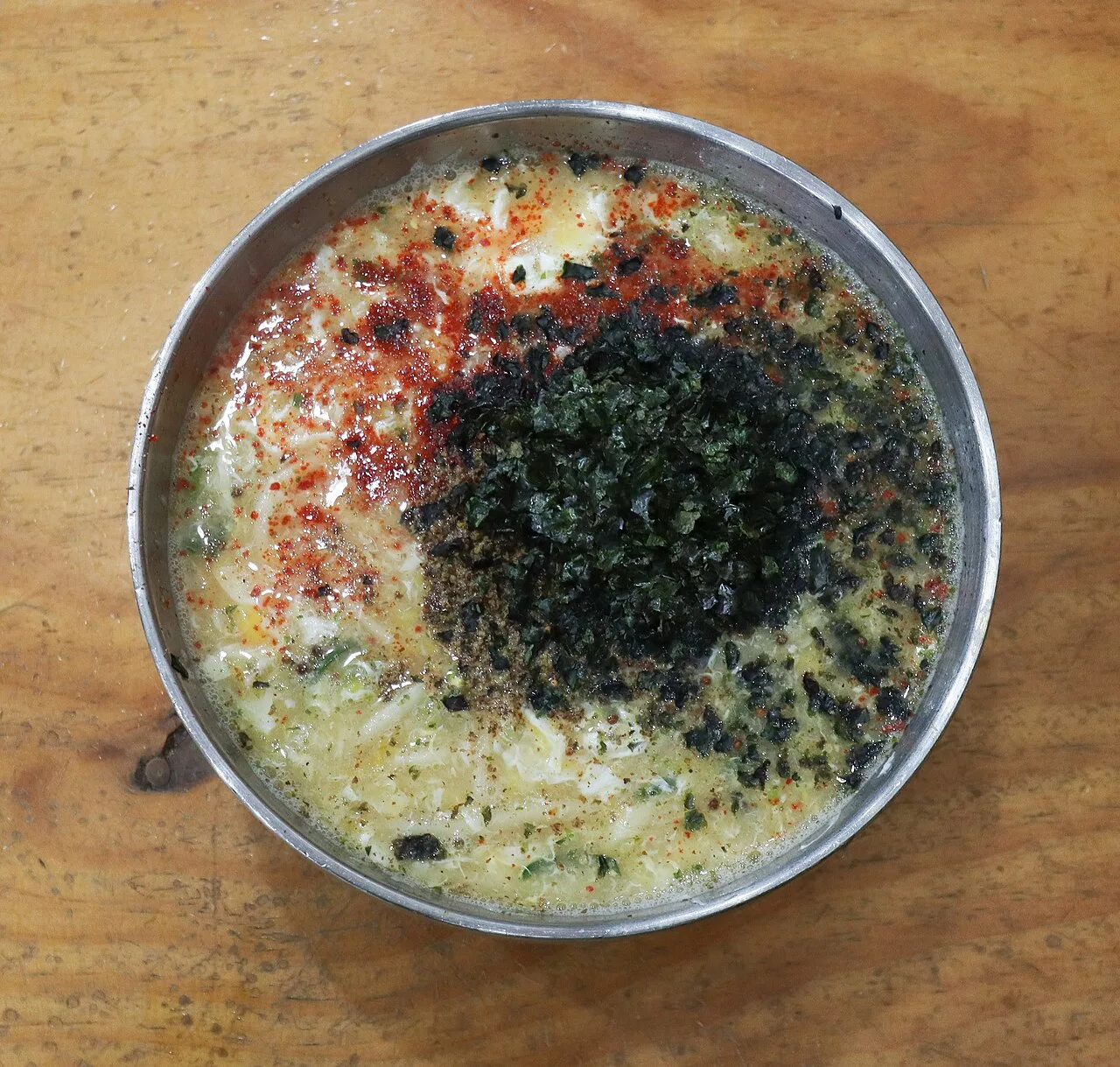김이 오르는 칼국수 한 그릇을 위에서 내려다본 모습