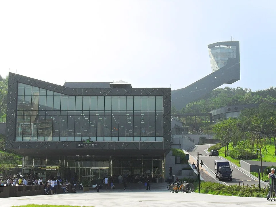 유리벽 건물인 아트센터와 뒤쪽의 전망대