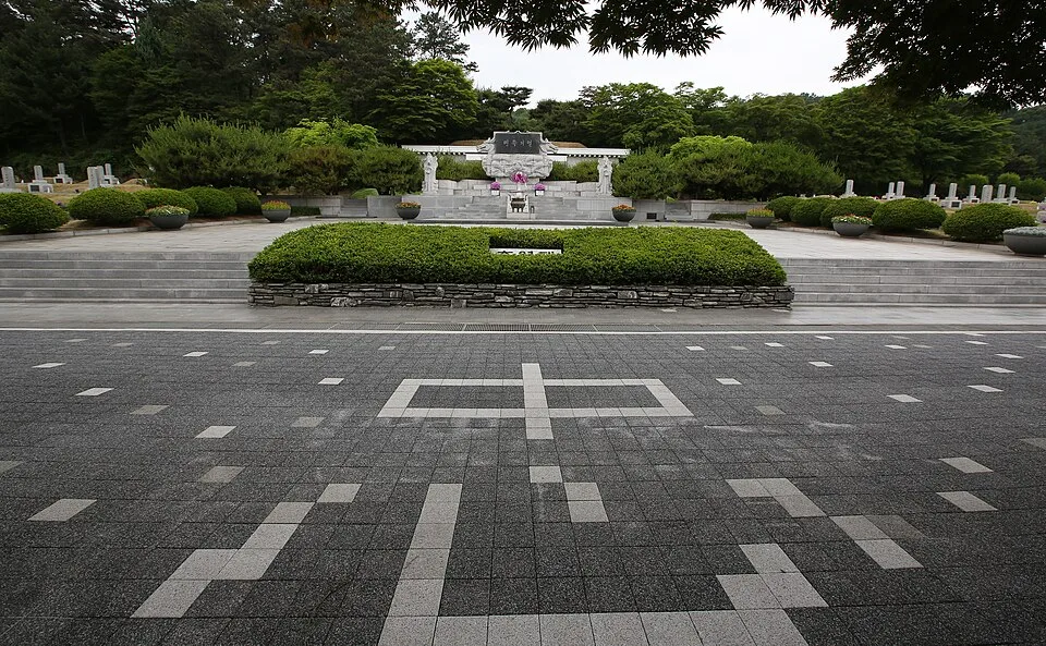 화강암 바닥의 광장과 너머의 묘역