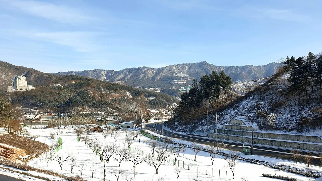 눈 덮인 가평군 설악면의 산과 도로 풍경