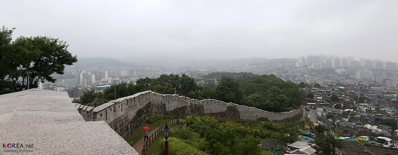 낙산공원 방향 한양도성 성곽과 서울 시내 전경