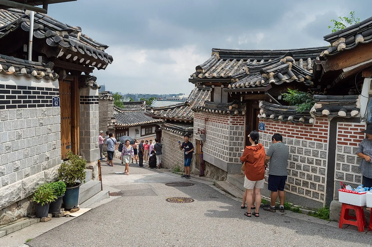 북촌로11길 한옥 골목과 돌담길