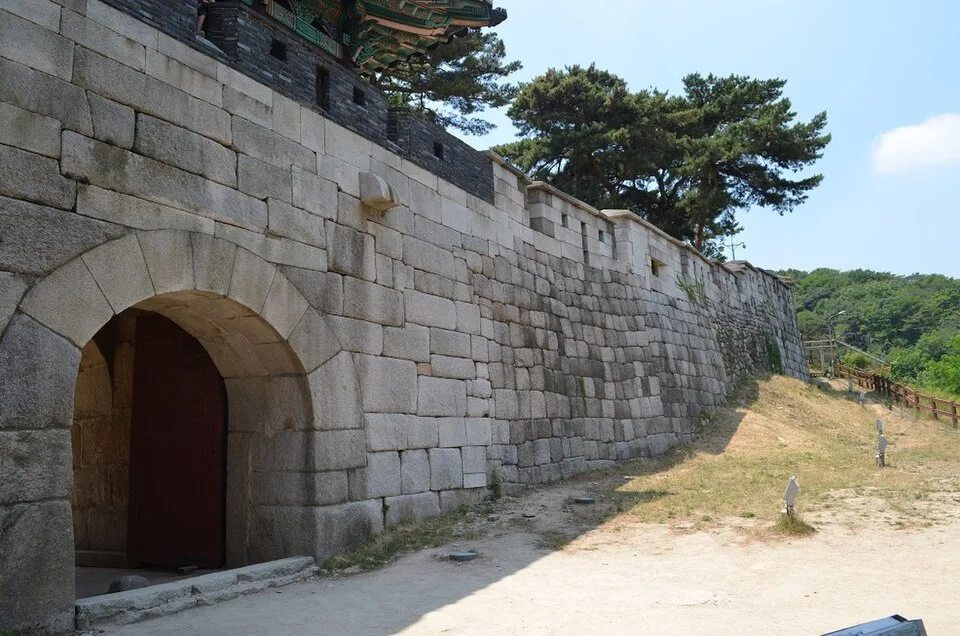 숙정문과 이어진 한양도성 성벽