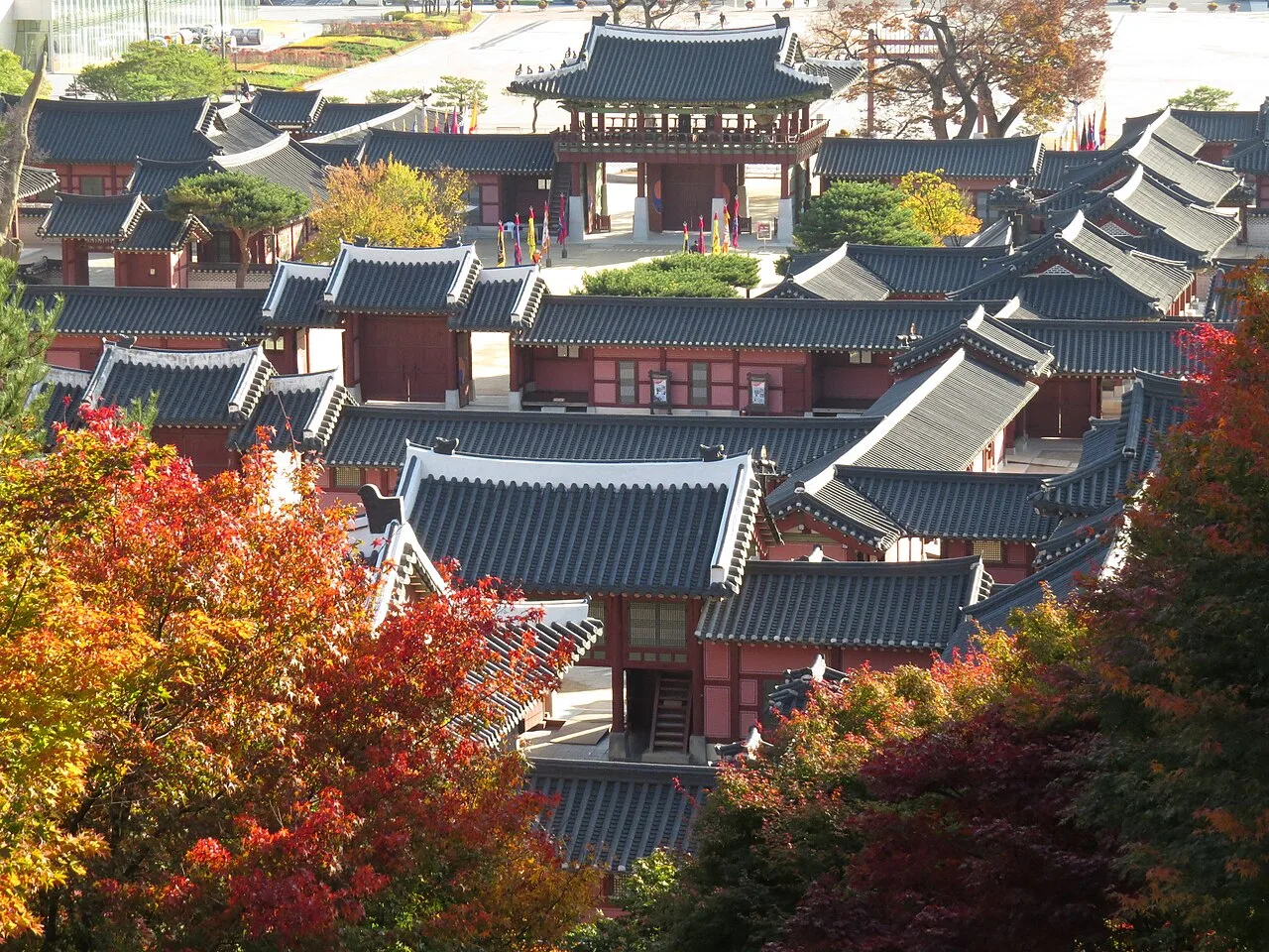 단풍이 든 가을의 화성행궁 전경
