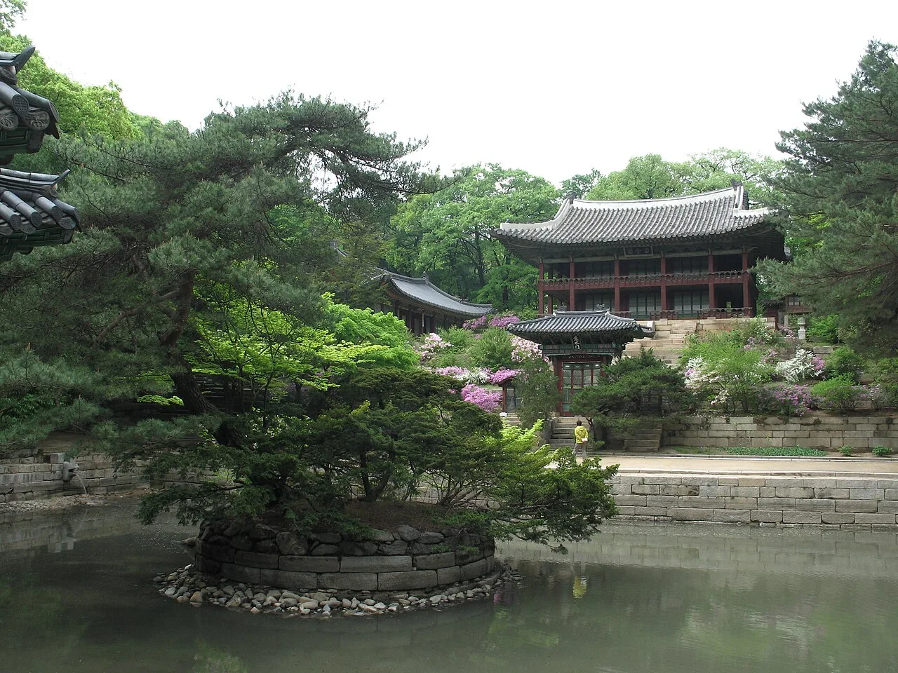 돌계단 위로 보이는 후원의 주합루 일대