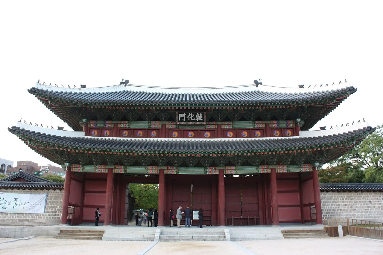 붉은 기둥과 기와지붕의 창덕궁 정문 돈화문