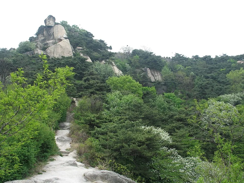 바위 봉우리가 보이는 인왕산 능선 길