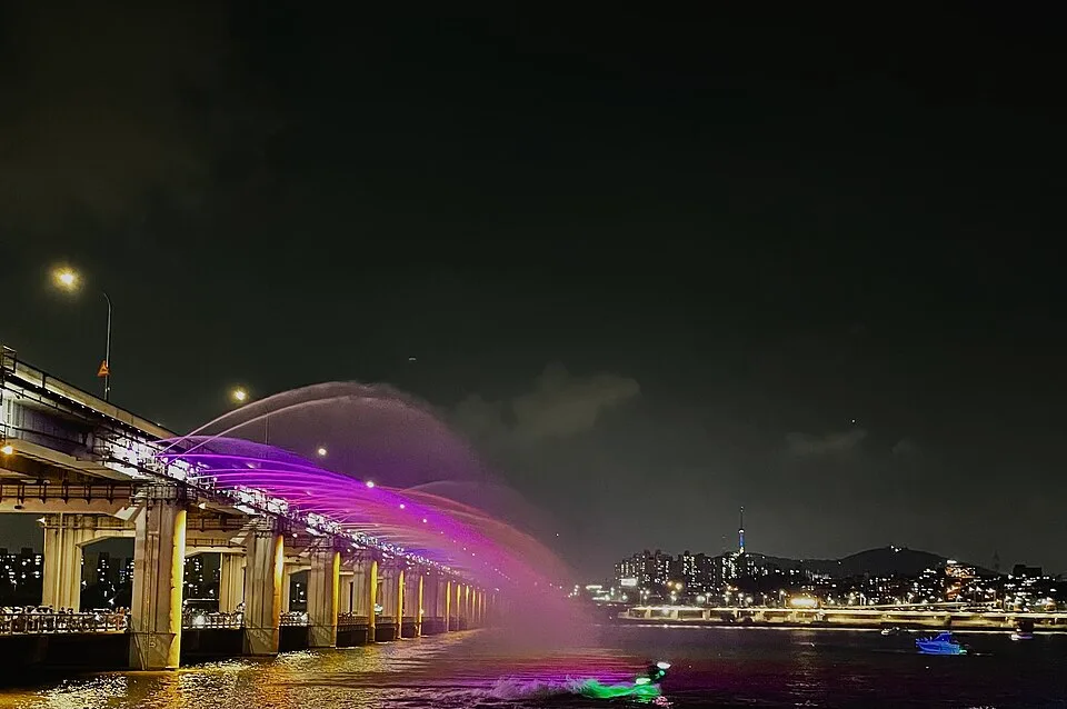 보라색 조명을 받은 달빛무지개분수의 물줄기
