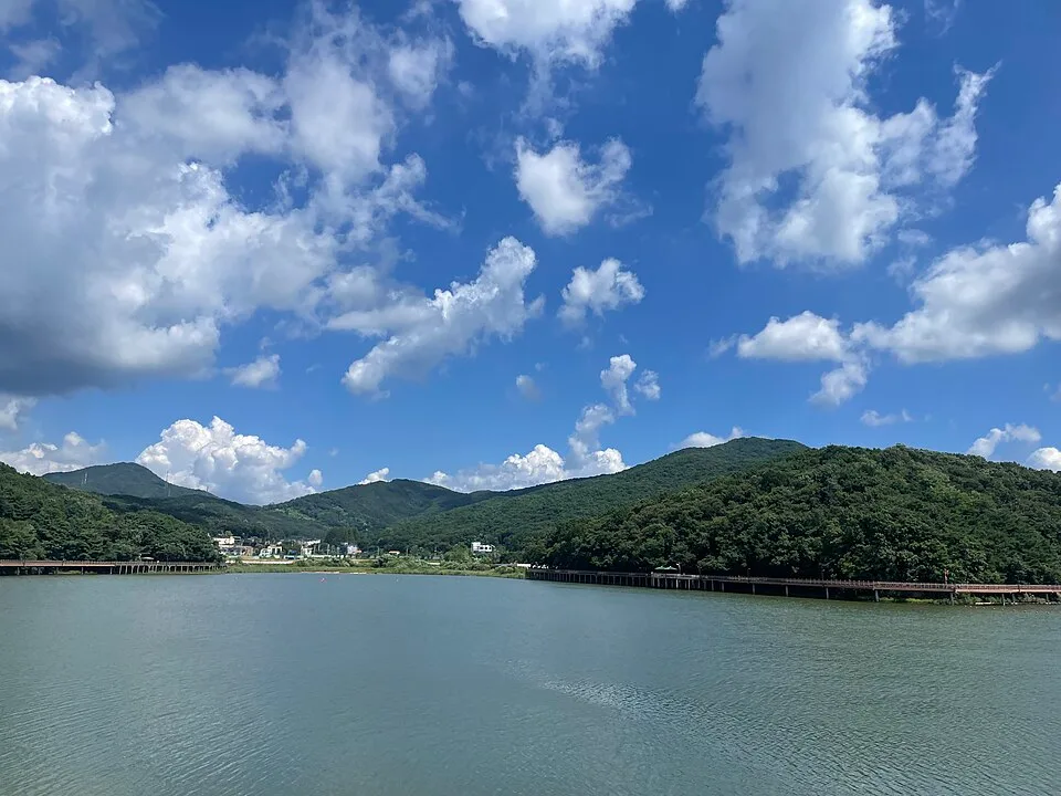 산으로 둘러싸인 백운호수 전경