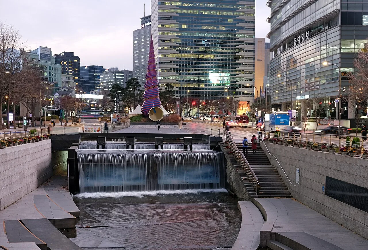 저녁 무렵 물이 흐르는 청계천과 도심 빌딩