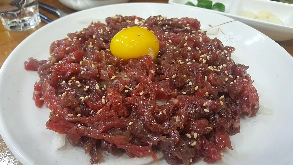 계란 노른자를 올린 육회 한 접시