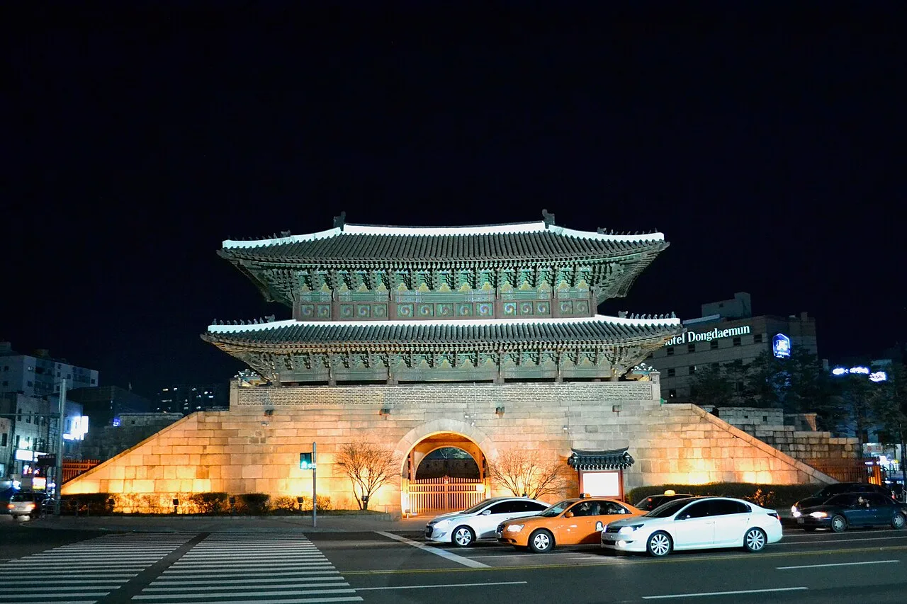 밤에 조명이 켜진 흥인지문 성문과 앞 도로