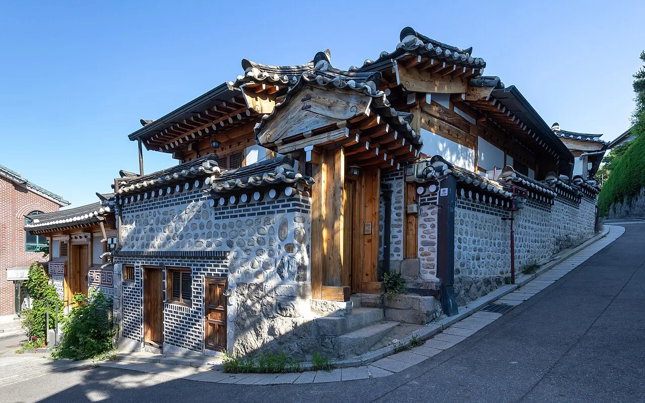경사진 북촌 길 모퉁이의 한옥들