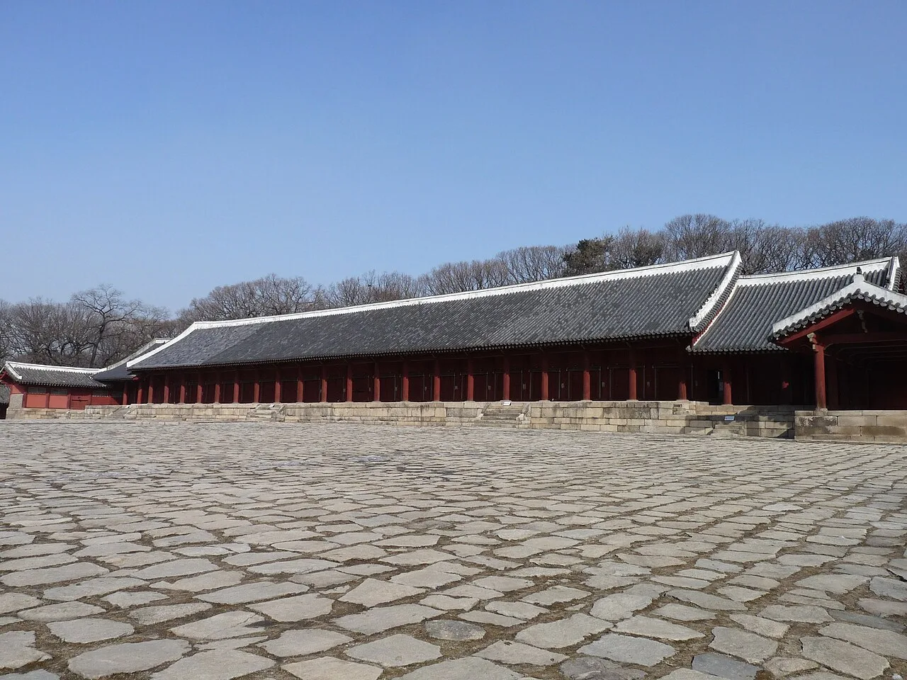 넓은 박석 마당 너머로 길게 이어진 종묘 정전