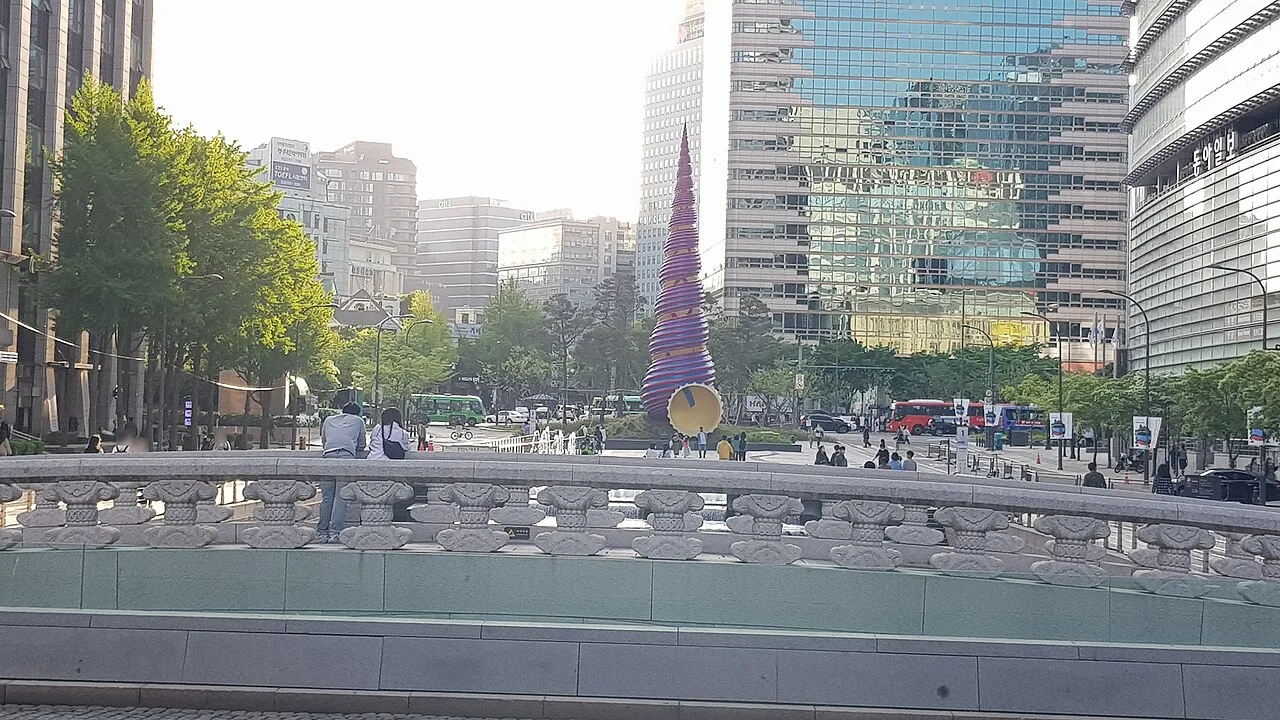 청계광장과 청계천 입구 풍경