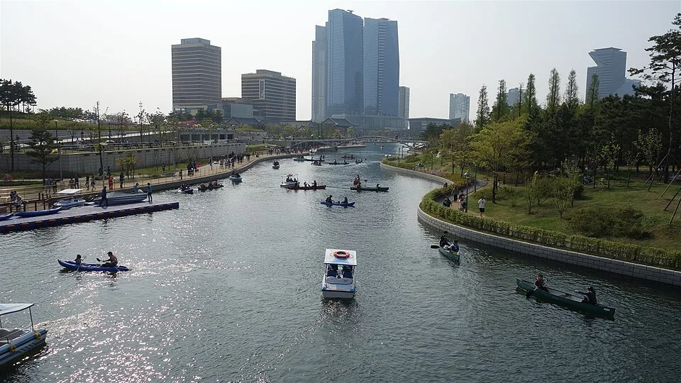 송도센트럴파크 수로 위의 보트