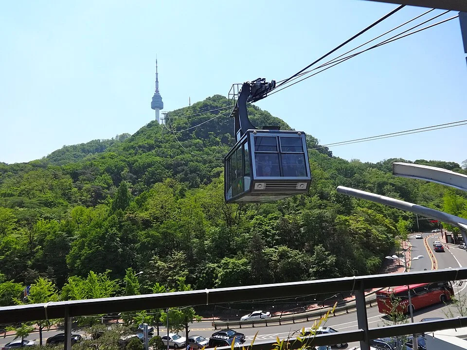 남산 케이블카 객실과 멀리 보이는 서울타워