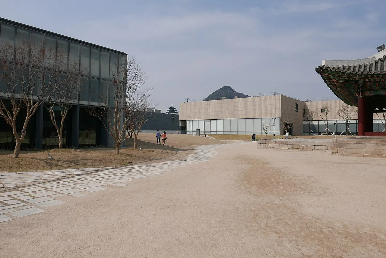 서울관 마당과 전시동 건물 사이로 이어진 길