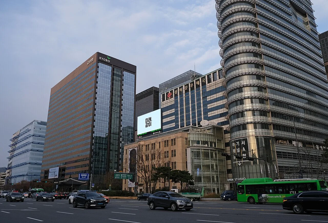 광화문광장 인근 세종대로의 고층 건물과 도로