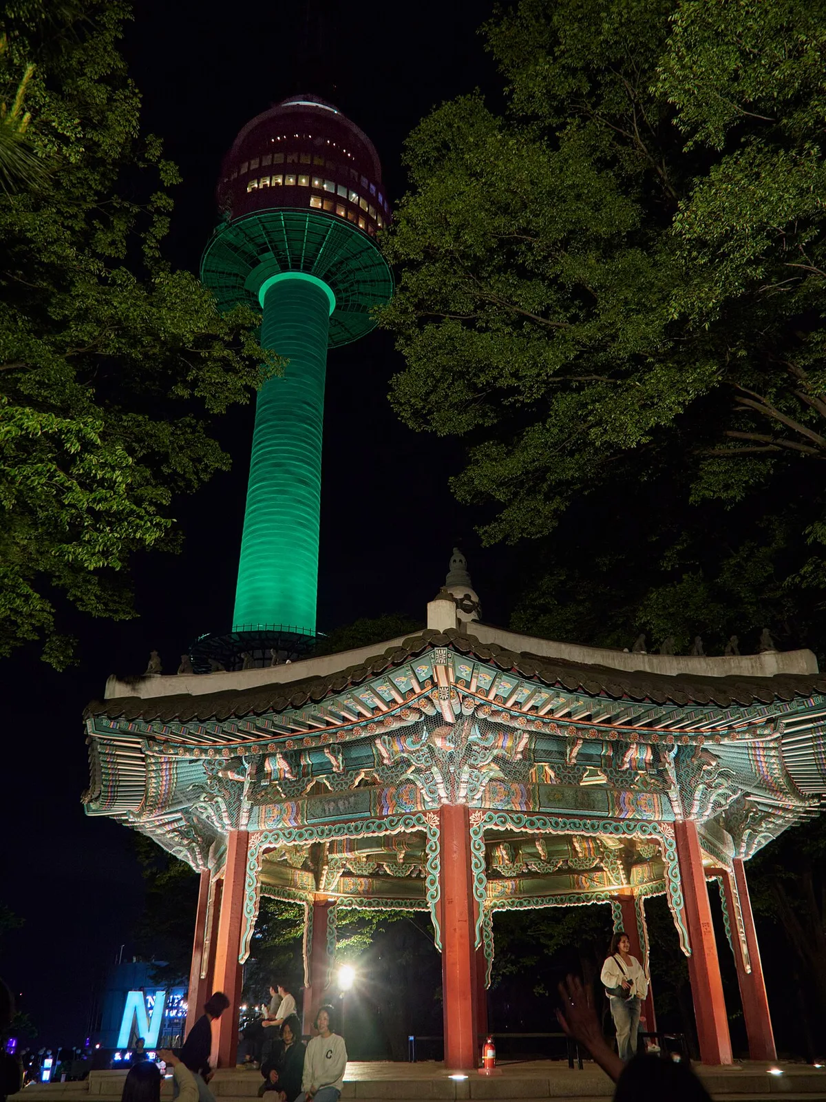 불을 밝힌 밤의 N서울타워