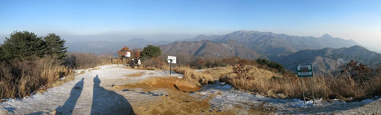 유명산 정상에서 본 겹겹의 산줄기 파노라마